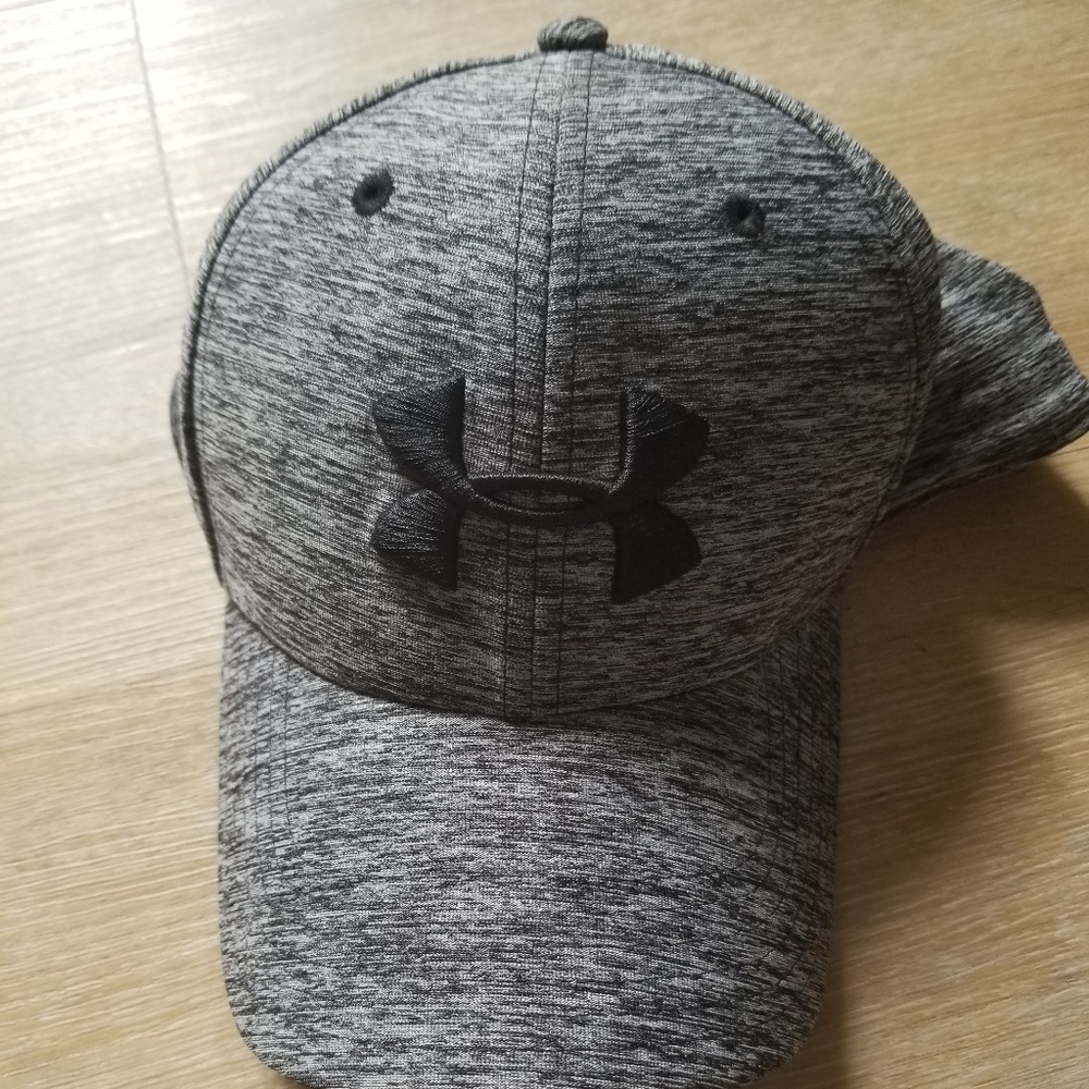 Like new under armour heathered grey hat
